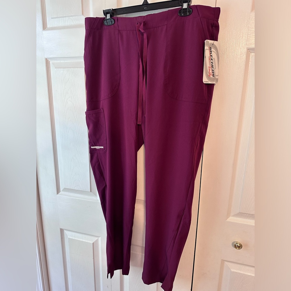 Sketchers Women’s maroon scrub bottoms NWT